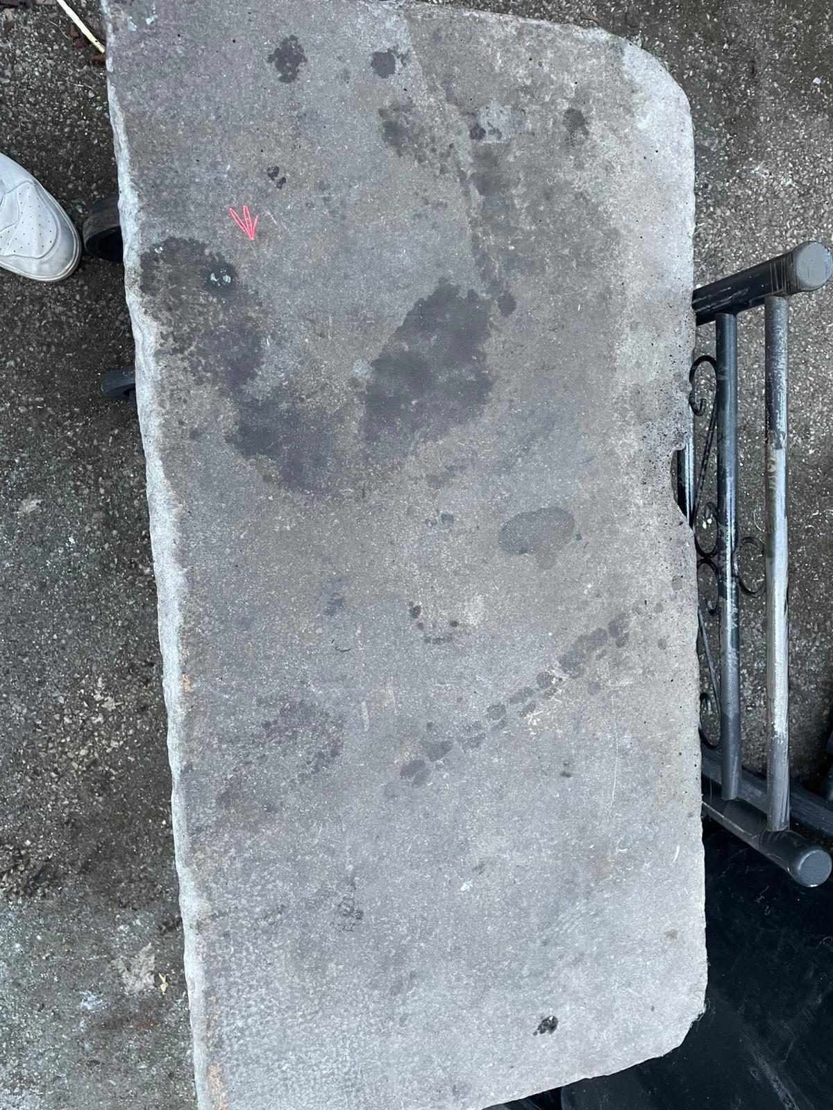 Natursteinplatte vorher mit starken dunklen Flecken