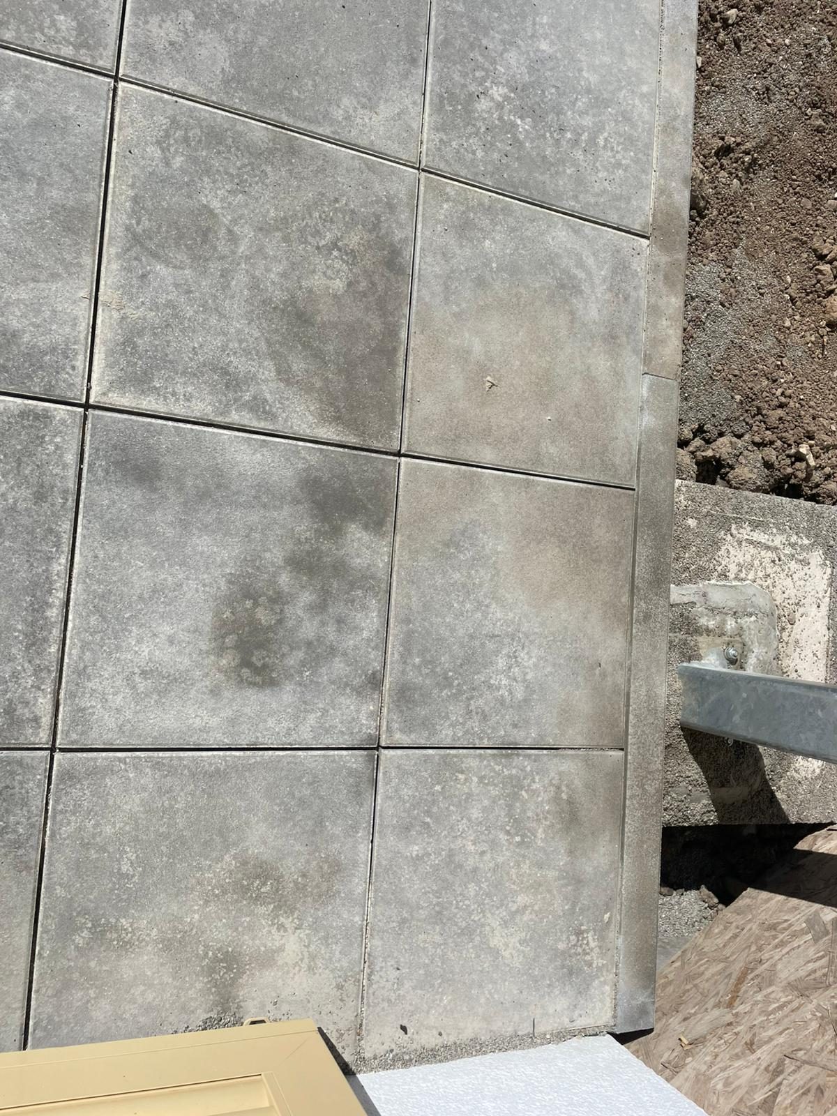 Terrassenplatten vorher: Ausblühungen und dunkle Verschmutzungen