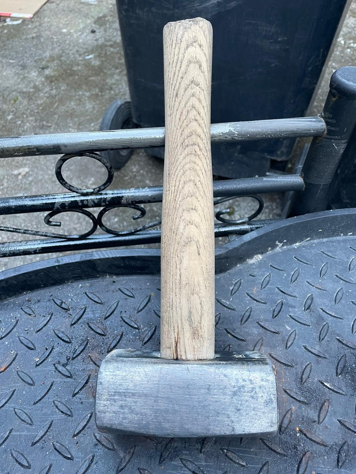 Hammer nach der Laserreinigung, blank und sauber
