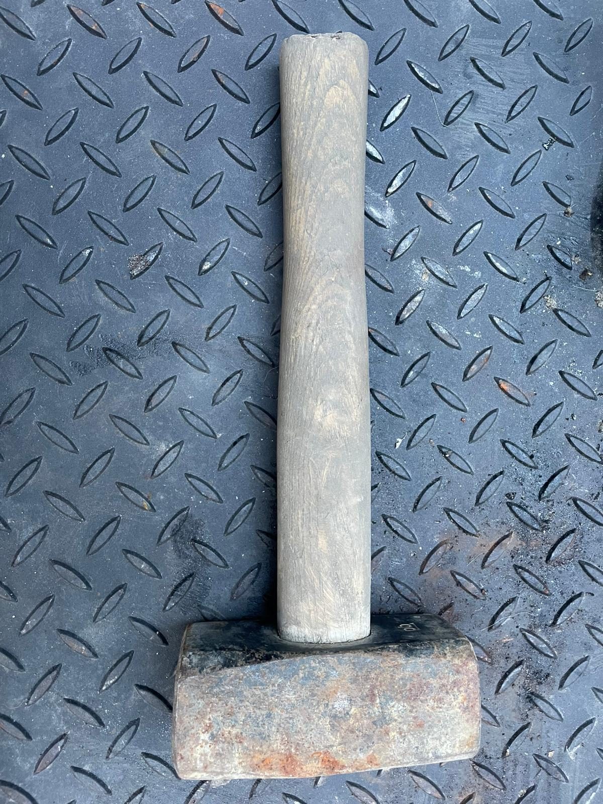 Hammer vor der Laserreinigung mit Rost und Verschmutzung
